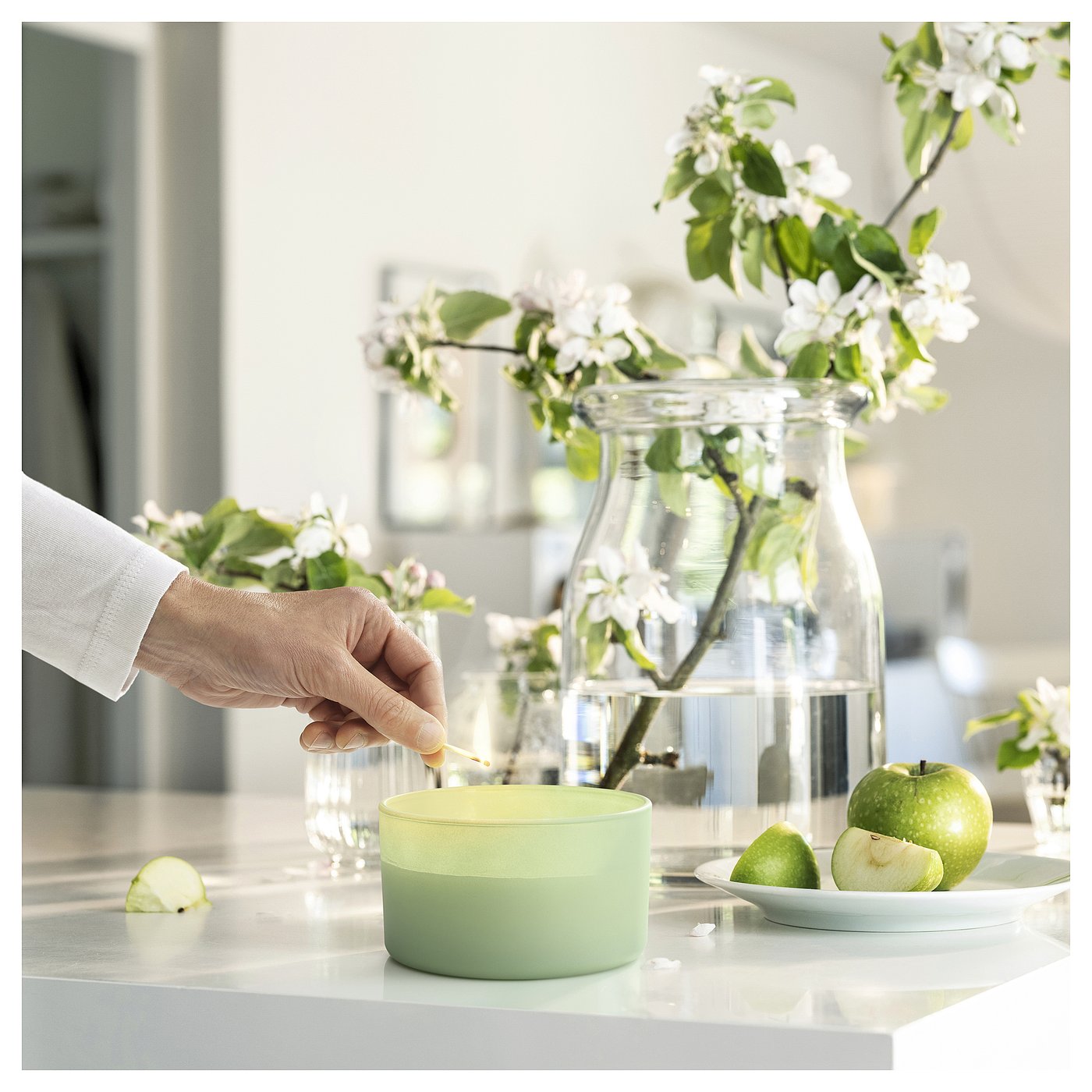 Scented candle in glass, 3 wicks, apple/green 5