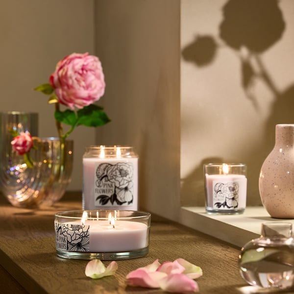 LOTSFÅGEL Scented cndl in glass w lid/3 wicks, Pink flowers pale pink, 25 hr