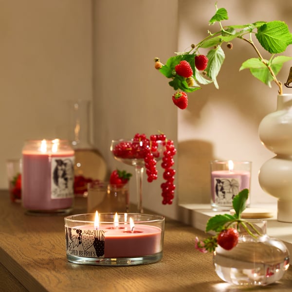 LOTSFÅGEL Scented cndl in glass w lid/3 wicks, Red berries light pink, 25 hr