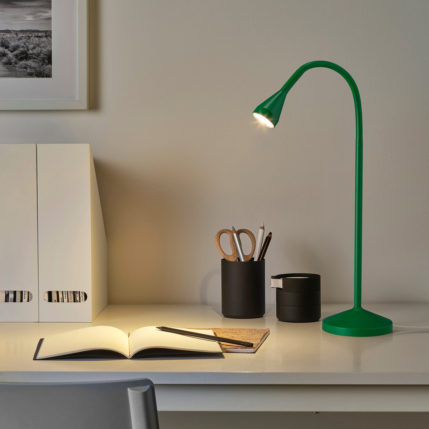 M039 IKEA 昇降式デスク パソコンデスク ライトグリーン NÄVLINGE LED desk lamp, green - IKEA