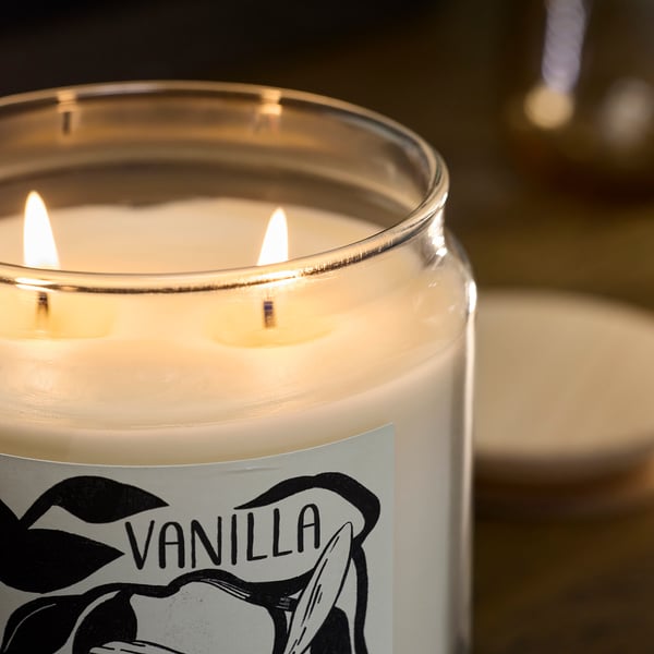 PRAKTHÄGER Scented cndl in glass w lid/2 wicks, Vanilla pale beige, 100 hr