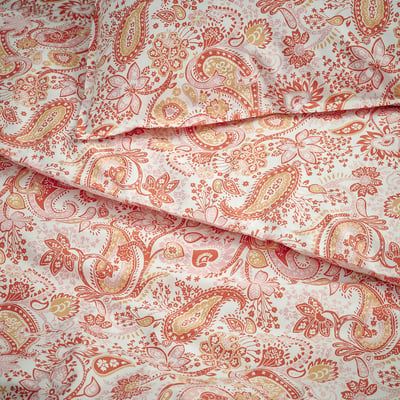 Elegant paisley-patterned bedding, soft cotton-viscose blend, adorned with detailed floral motifs in earthy tones