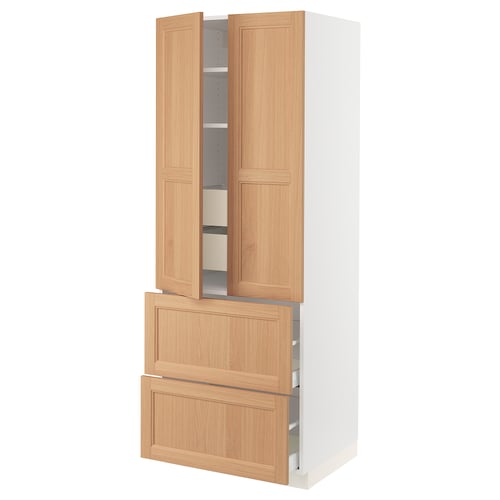 This image shows a SEKTION kitchen unit with oak cabinets. It doors and drawers with a light wood colour, combining a modern and natural design.