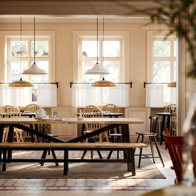 A rustic-modern dining room with SKOGSTA acacia bench, black legs, and a cosy atmosphere.