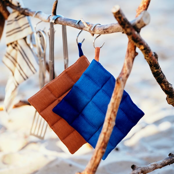 SOLUPPGÅNG Pot holder, blue/brown, 8x8 "