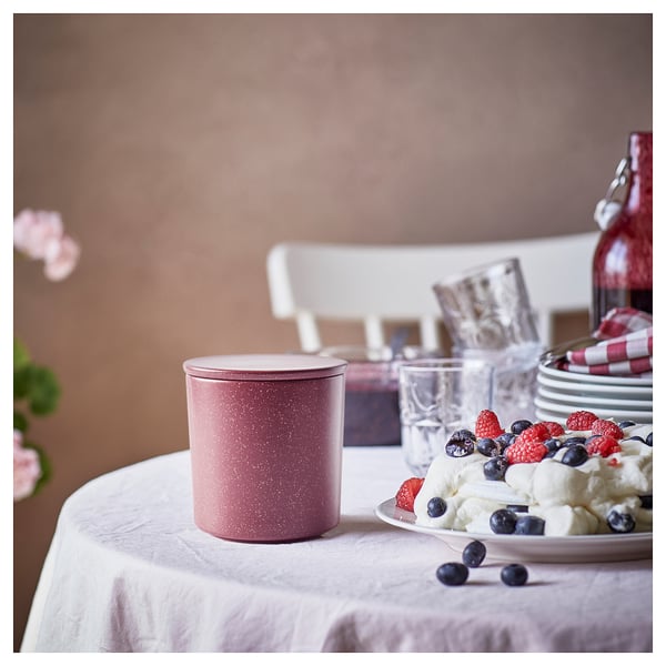 STÖRTSKÖN Scented candle in ceramic jar w lid, Berries/red, 60 hr