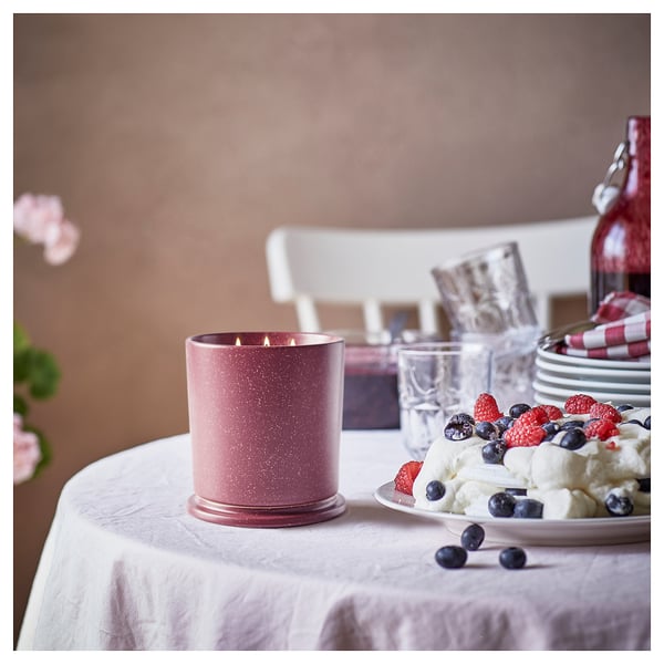 STÖRTSKÖN Scented candle in ceramic jar w lid, Berries/red, 60 hr