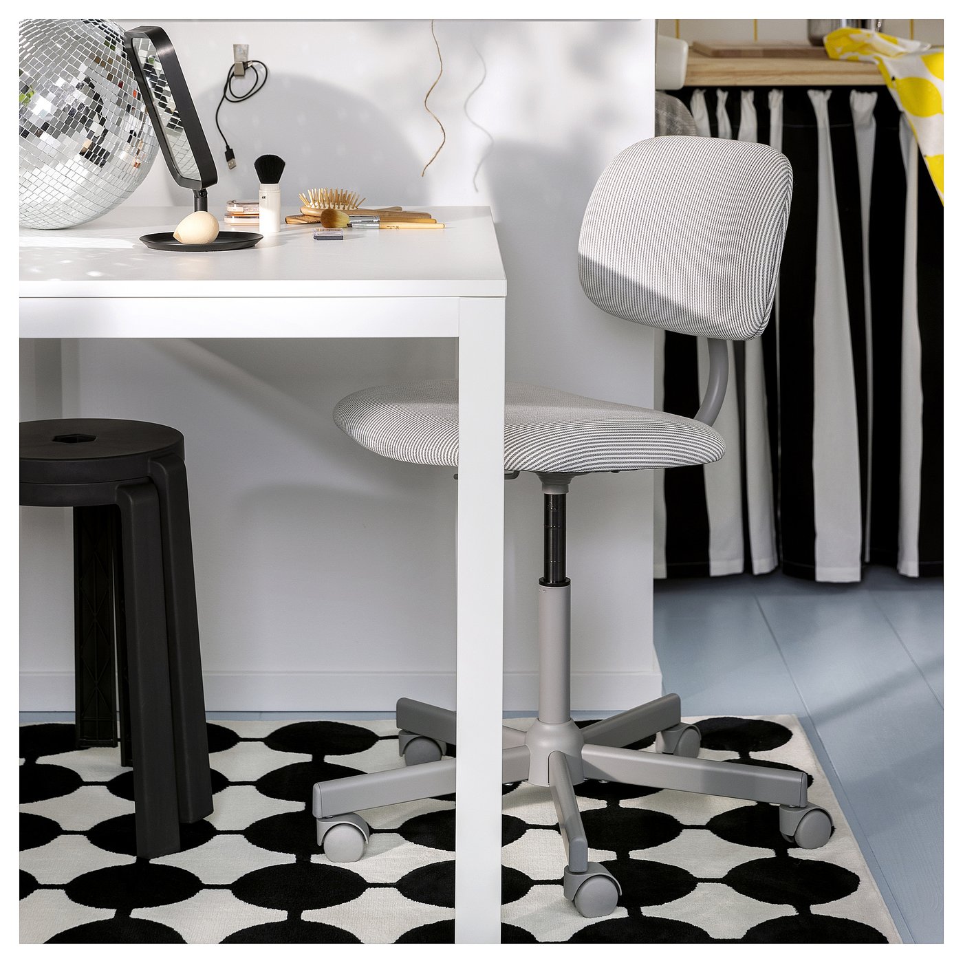 VÄNDPLATS White/Black Dotted Low Pile Rug 4'4"x6'5"