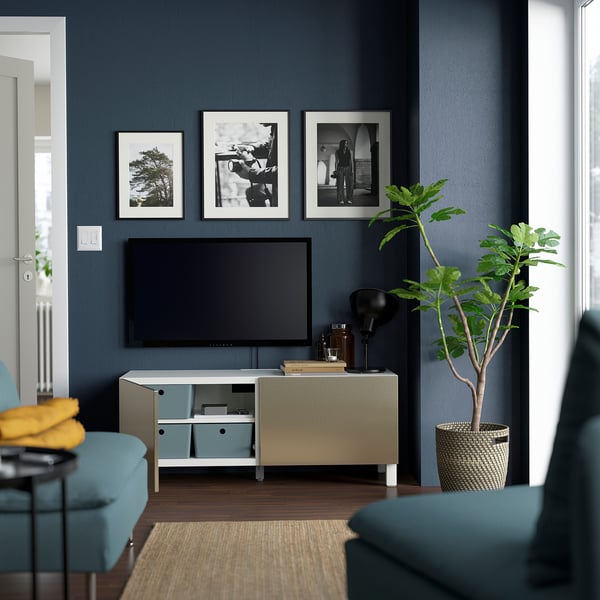 BESTÅ Banco para TV+puertas, blanco Riksviken/Stubbarp/color bronce, 47 1/4x16 1/2x18 7/8 "