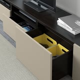 BESTÅ Comb almacenamiento TV/prta vidrio, negro-marrón/Selsviken alto brillo/vidrio transp beige, 94 1/2x16 1/2x91 "