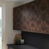 HASSLARP Puerta, marrón/zurdo con diseño, 15x40 "