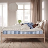 HEMNES Base de cama con colchón, teñido en blanco/Valevåg Firmeza: media., Tamaño queen