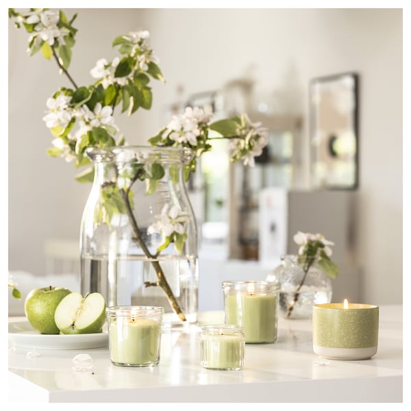 LÖVSKOGSLUND Vela aromática recipiente cerámica, Manzana/beige dorado intenso, 25 hr