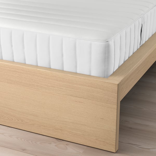 MALM Base de cama con colchón, chapa de roble teñida en blanco/Valevåg firme, Tamaño King