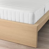 MALM Base de cama con colchón, chapa de roble teñida en blanco/Valevåg firme, Tamaño King