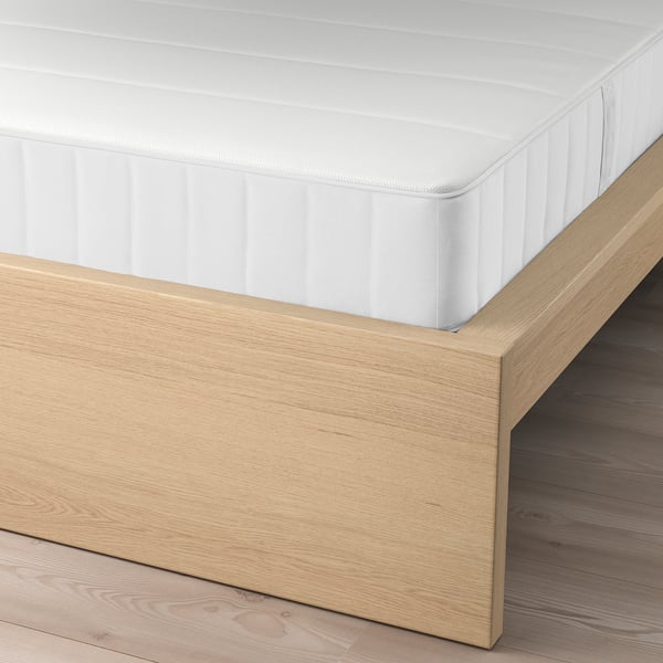 MALM Base de cama con colchón, chapa de roble teñida en blanco/Vesteröy Firmeza: media., Tamaño King