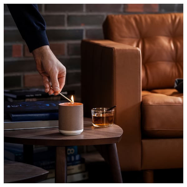 SILKESTRÄD Vela aromática recipiente cerámica, cuero+vainilla/marrón, 45 hr