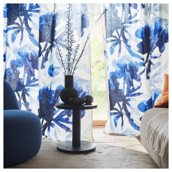 SKOGSNÄSSLA Cortinas, 1 par, blanco/azul motivo floral/+cinta de fruncir, 57x98 "