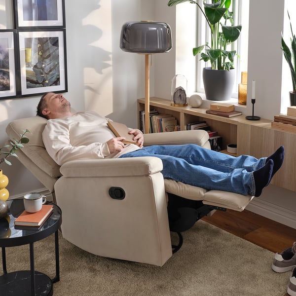 SKULNÄS Sillón reclinable+giratorio, Hakebo beige