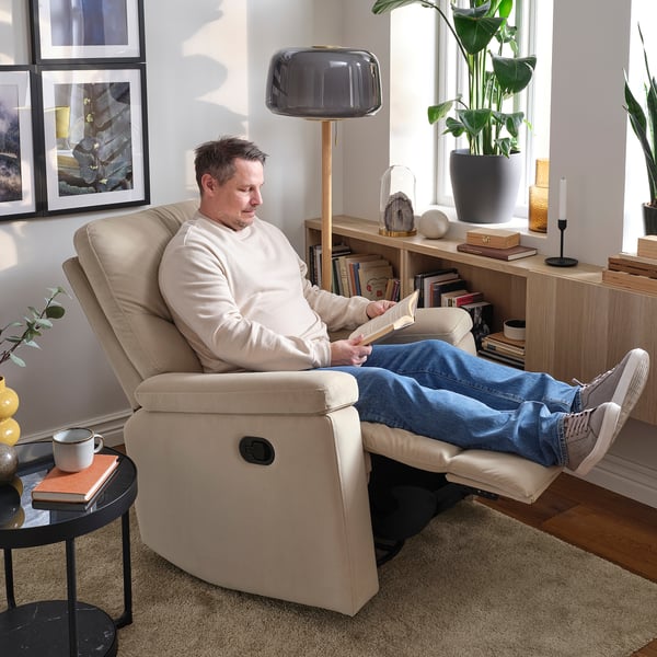 SKULNÄS Sillón reclinable+giratorio, Hakebo beige