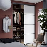 SKYTTA / AURDAL Ropero+puerta corrediza, negro gris oscuro/Mehamn blanco, 59 7/8x25 5/8x94 3/8 "