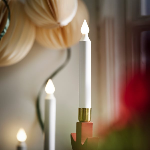 STRÅLA Candelabro LED, madera hoja/rojo