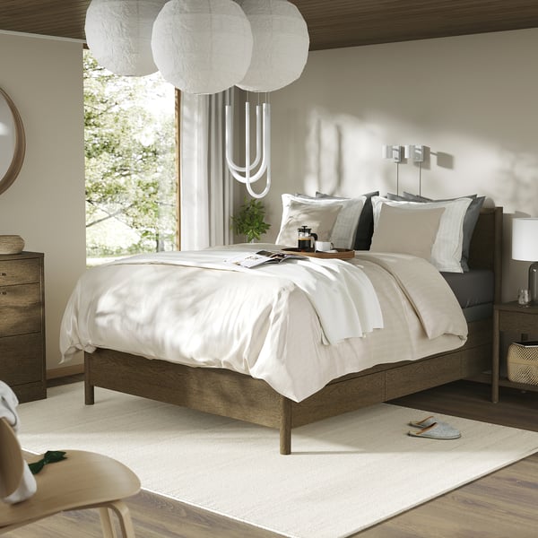 TONSTAD Base de cama+almacenamiento, marrón chapa de roble teñida/Lyngör gris oscuro, Tamaño queen