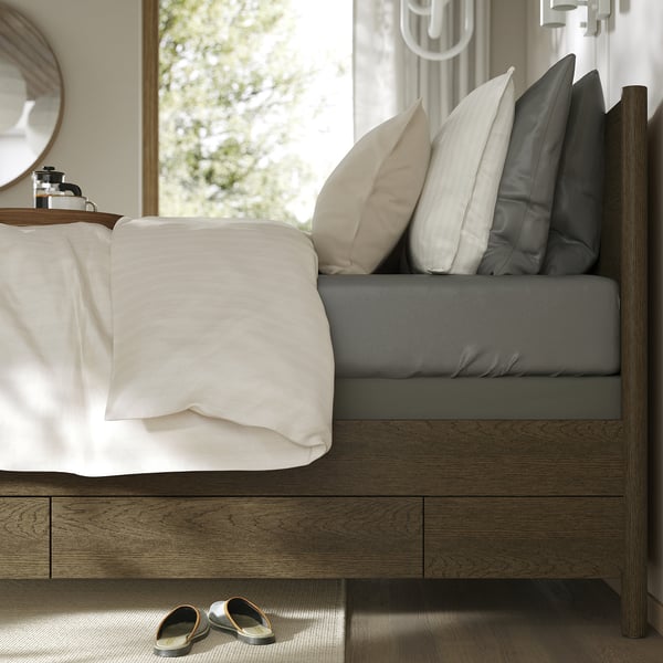 TONSTAD Base de cama+almacenamiento, marrón chapa de roble teñida/Lyngör gris oscuro, Tamaño queen