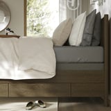 TONSTAD Base de cama+almacenamiento, marrón chapa de roble teñida/Lyngör gris oscuro, Tamaño queen