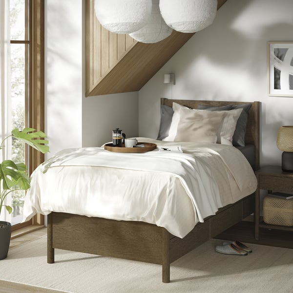 TONSTAD Base de cama+almacenamiento, marrón chapa de roble teñida/Lyngör gris oscuro, Tamaño twin