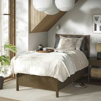 TONSTAD Base de cama+almacenamiento, marrón chapa de roble teñida/Lyngör gris oscuro, Tamaño twin