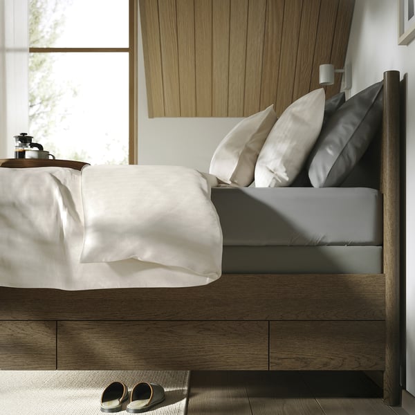 TONSTAD Base de cama+almacenamiento, marrón chapa de roble teñida/Lyngör gris oscuro, Tamaño twin