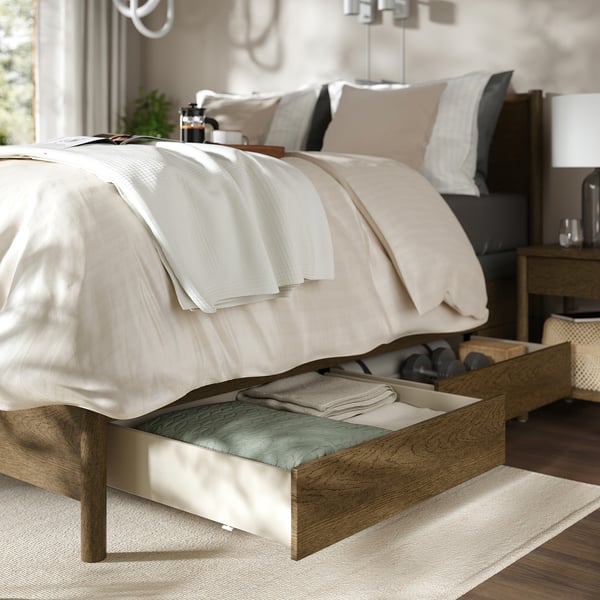 TONSTAD Base de cama+almacenamiento, marrón chapa de roble teñida/Lyngör gris oscuro, Tamaño queen