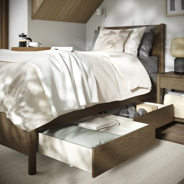 TONSTAD Base de cama+almacenamiento, marrón chapa de roble teñida/Lyngör gris oscuro, Tamaño twin