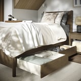 TONSTAD Base de cama+almacenamiento, marrón chapa de roble teñida/Lyngör gris oscuro, Tamaño twin