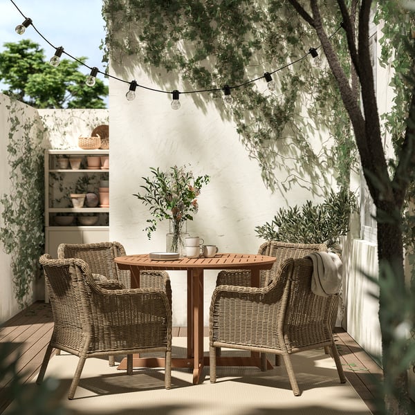 ULVEVÄR Silla+reposabrazos, exterior, ratán de plástico/marrón