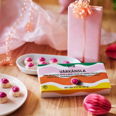 VÅRKÄNSLA Caja+pralinés de chocolate, pralinés de chocolate blanco sabor tarta de queso+frambuesas, 3 oz